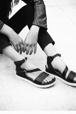 Inouvo Womens Centuries Distress Sandal