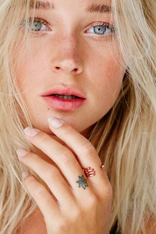 Eyland Womens Hand N' Hand Ring