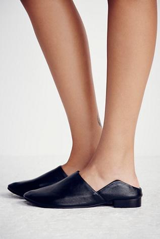 Intentionally Blank Womens Brooklyn Flat