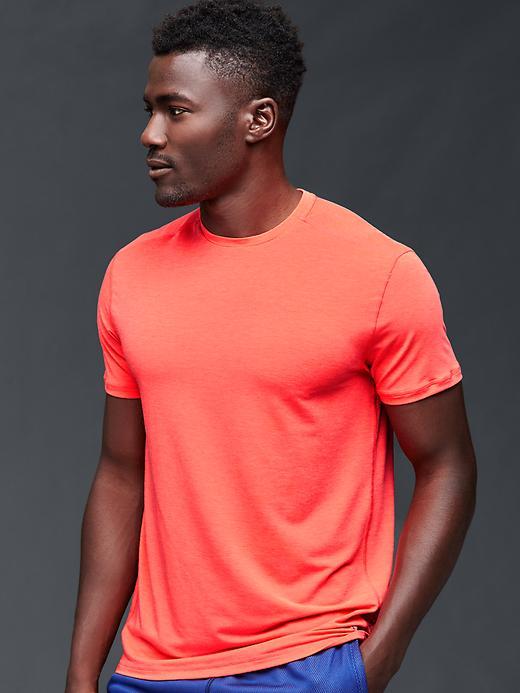 Gap Men Gapfit Breathe Crewneck T Shirt - Neon Coral Flame