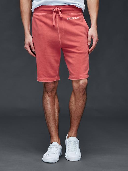 Gap Men Sun Wash Stencil Logo Active Shorts - Weathered Red