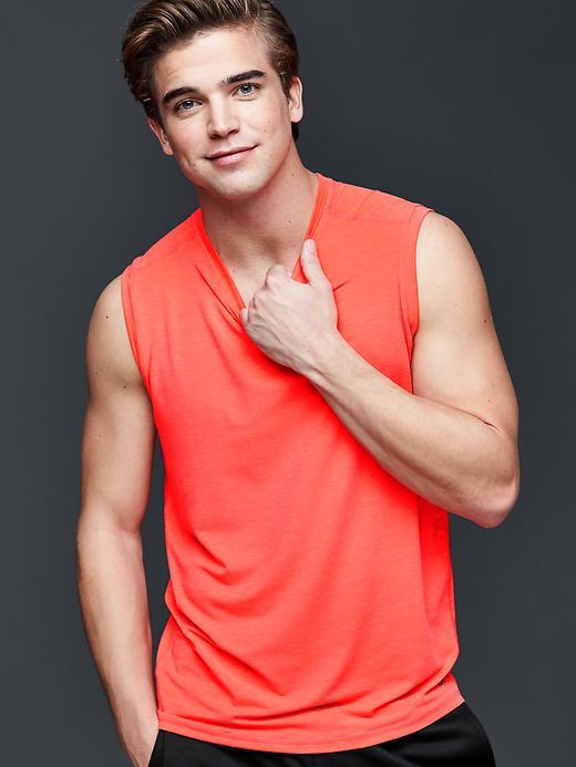 Gap Men Gapfit Breathe Sleeveless T Shirt - Neon Coral Flame