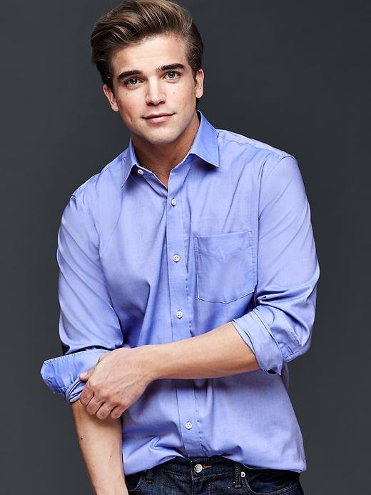 Gap Men Wrinkle Resistant Chambray Standard Fit Shirt - Blue Chambray