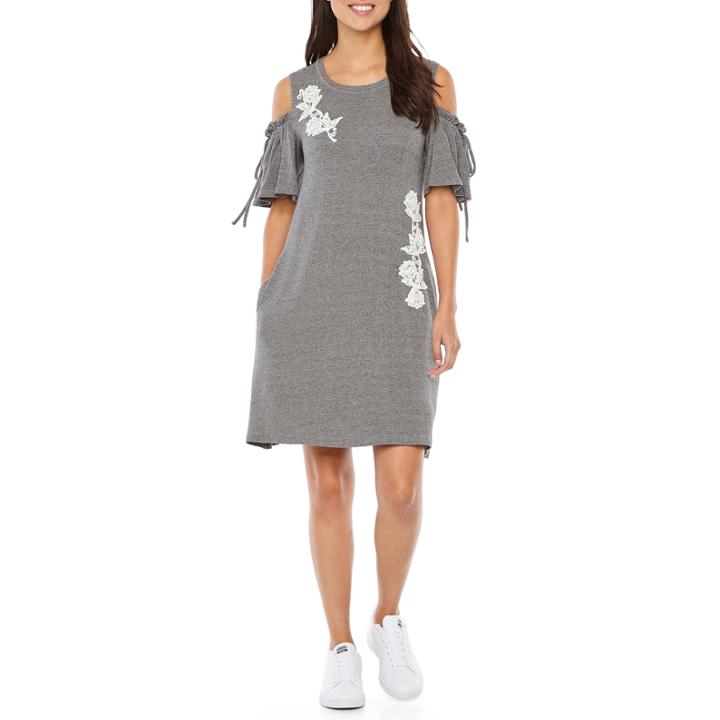 Vivi By Violet Weekend Short Sleeve Applique Shift Dress