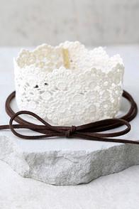 Lulus Victorian Era Brown And Cream Lace Necklace Set