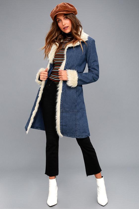 Honey Punch | Cybill Faux Fur Trim Medium Wash Denim Coat | Size Small | Blue | 100% Cotton | Lulus