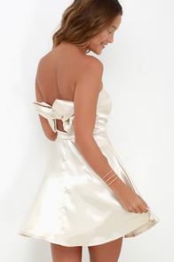 Lulu*s Bow-monde Champagne Strapless Dress