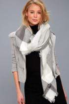 Lulus | Glampfire Grey And White Plaid Scarf