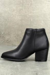 Bamboo Lorna Black Pointed Toe Ankle Booties
