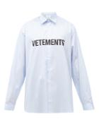 Matchesfashion.com Vetements - Logo-print Striped Cotton Shirt - Mens - Blue