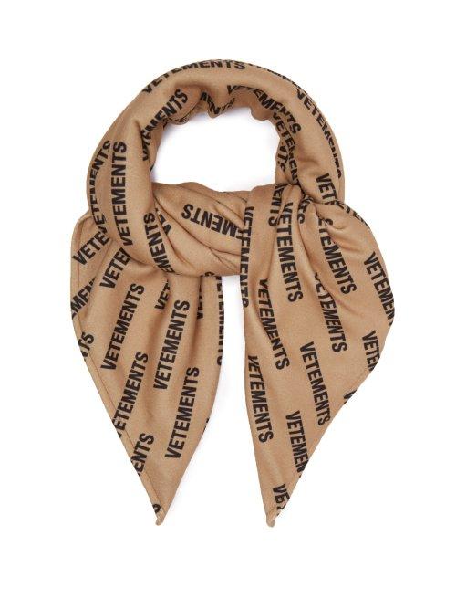 Matchesfashion.com Vetements - Logo Print Fleece Scarf - Mens - Beige