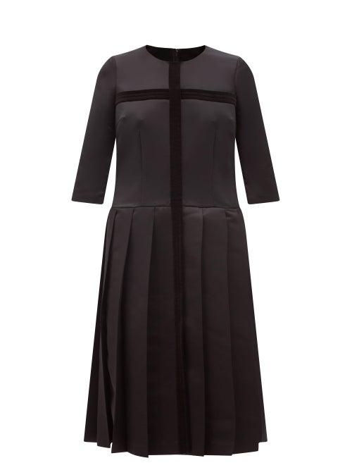Matchesfashion.com Comme Des Garons Comme Des Garons - Velvet-appliqu Pleated Satin Dress - Womens - Black