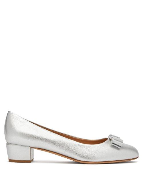 Matchesfashion.com Salvatore Ferragamo - Vara Grained Leather Pumps - Womens - Silver