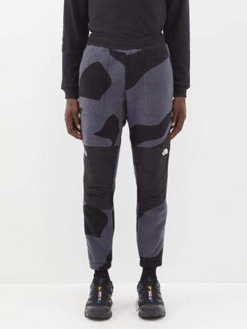 The North Face Xx Kaws - 1995 Retro Denali Camo-print Fleece Sweatpants - Mens - Black