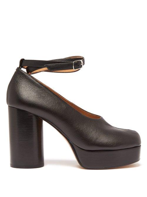 Matchesfashion.com Maison Margiela - Tabi Split Toe Ankle Strap Leather Pumps - Womens - Black
