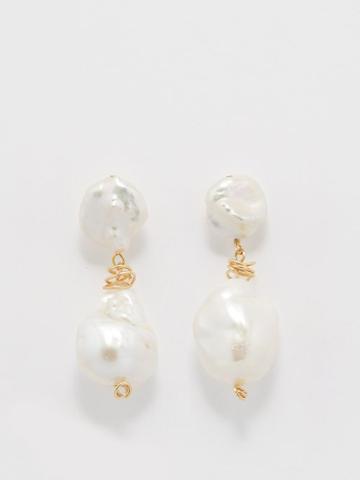 Anita Berisha - Twisted Baroque Pearl & 12kt Gold-filled Earrings - Womens - Pearl