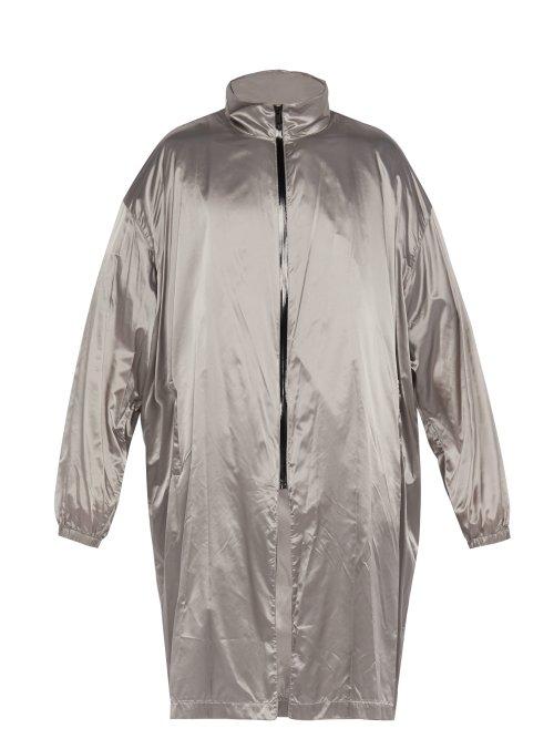Matchesfashion.com Raf Simons - T Shirt Lined Metallic Raincoat - Mens - Grey