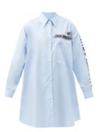Matchesfashion.com Mm6 Maison Margiela - Logo-print Oversized Cotton-poplin Shirt Dress - Womens - Light Blue