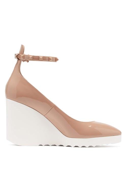 Matchesfashion.com Valentino Garavani - White Wave Wedge-heel Patent-leather Pumps - Womens - Nude