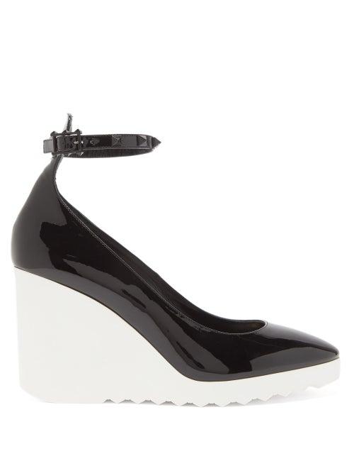 Matchesfashion.com Valentino Garavani - White Wave Wedge-heel Patent-leather Pumps - Womens - Black