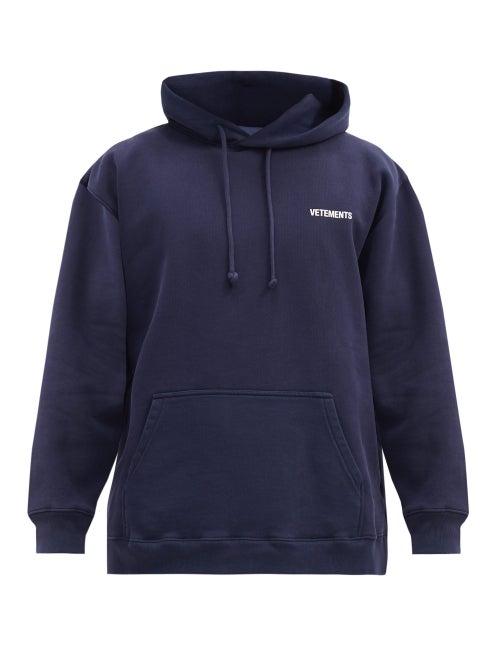 Matchesfashion.com Vetements - Logo-print Cotton-blend Jersey Hooded Sweatshirt - Mens - Navy