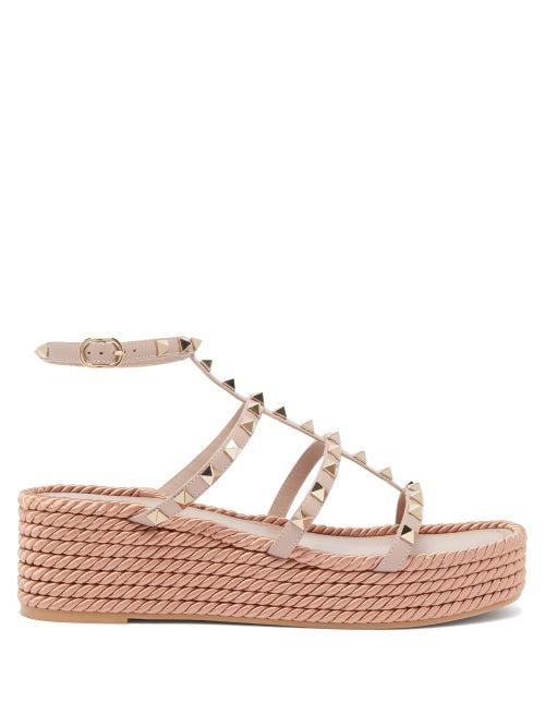 Matchesfashion.com Valentino Garavani - Torchon Rockstud Leather Wedge Sandals - Womens - Nude
