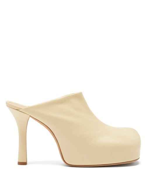 Matchesfashion.com Bottega Veneta - Bv Bold Leather Platform Mules - Womens - Cream