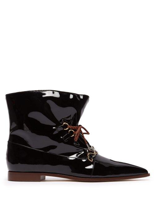 Matchesfashion.com Jw Anderson - Twisted Plaque Patent Leather Ankle Boots - Womens - Black