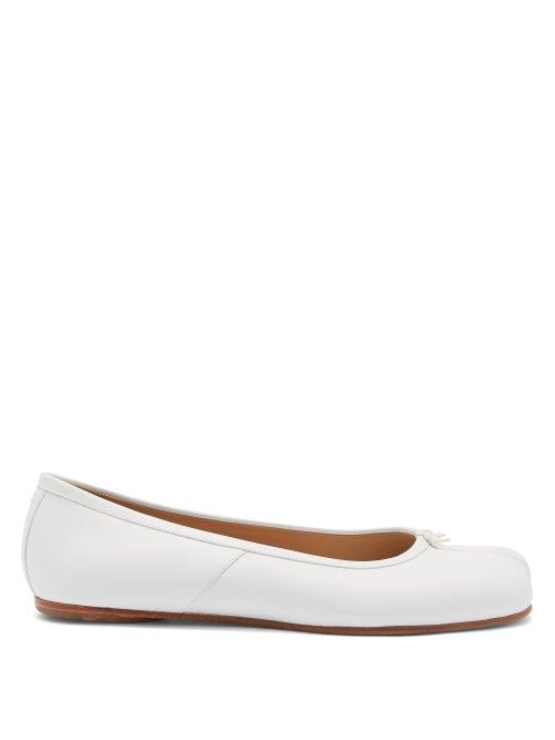 Matchesfashion.com Maison Margiela - Tabi Split-toe Leather Ballet Flats - Womens - White