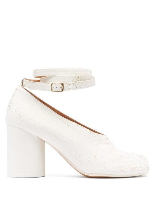 Matchesfashion.com Maison Margiela - Tabi Split Toe Painted Leather Pumps - Womens - White Gold