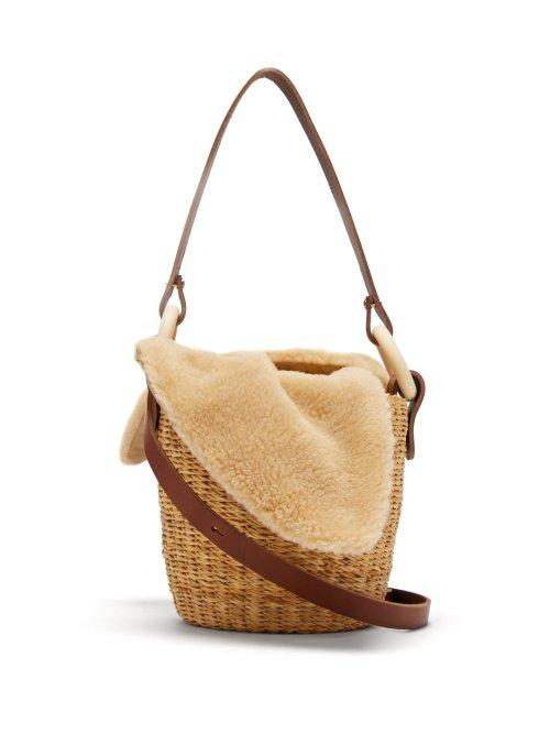 Matchesfashion.com Muu - Seau Shearling And Woven Straw Bag - Womens - Beige