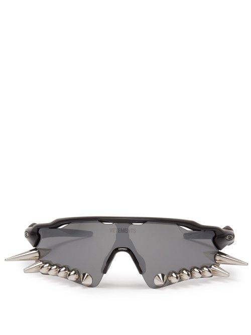Matchesfashion.com Vetements - X Oakley Spikes 400 Sunglasses - Womens - Black