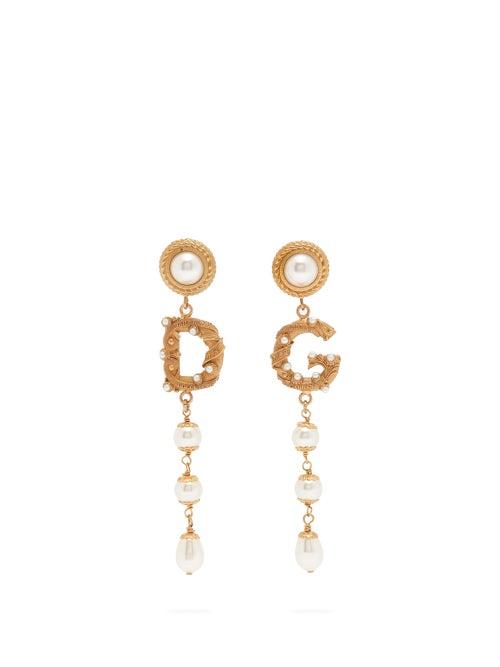Matchesfashion.com Dolce & Gabbana - Asymmetric Dg Logo And Faux Pearl Drop Earrings - Womens - Gold