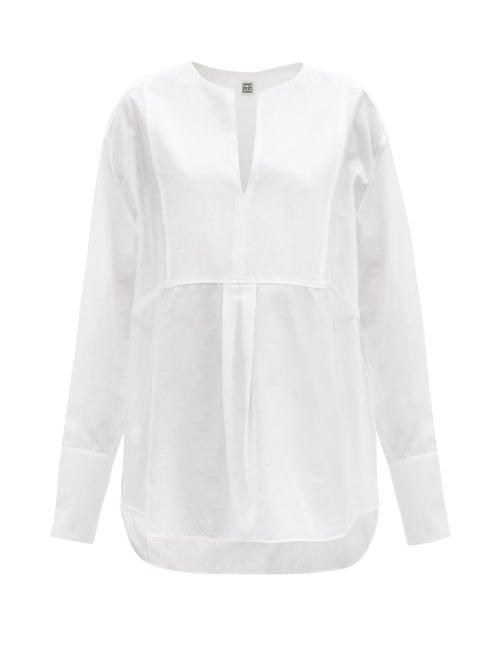 Ladies Rtw Totme - V-neck Dipped-hem Cotton-blend Poplin Top - Womens - White