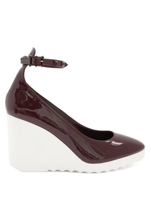 Matchesfashion.com Valentino Garavani - White Wave Wedge-heel Patent-leather Pumps - Womens - Burgundy