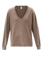 Matchesfashion.com Extreme Cashmere - No.161 Clac V-neck Stretch-cashmere Sweater - Womens - Mid Brown