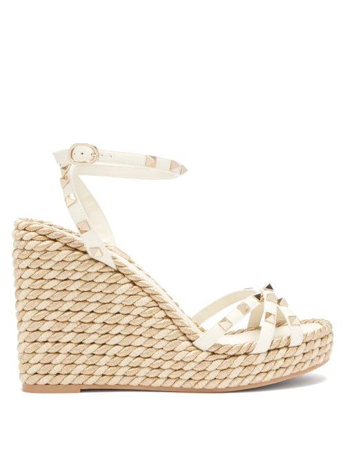 Matchesfashion.com Valentino Garavani - Torchon Rockstud Leather Wedge Sandals - Womens - Gold