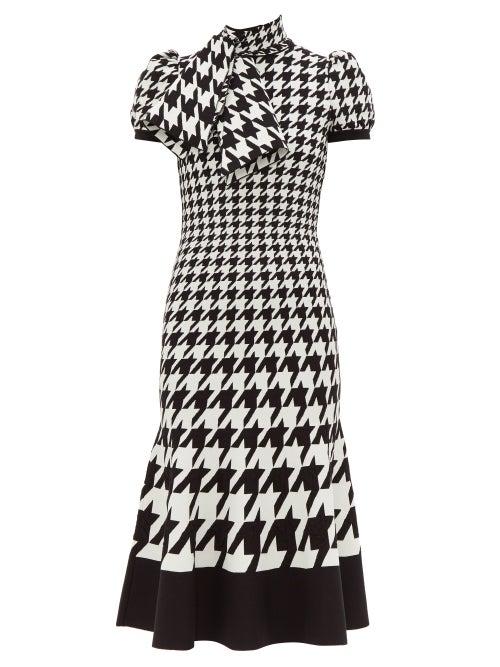 Matchesfashion.com Alexander Mcqueen - Houndstooth Jacquard Pussy Bow Knitted Dress - Womens - Black White