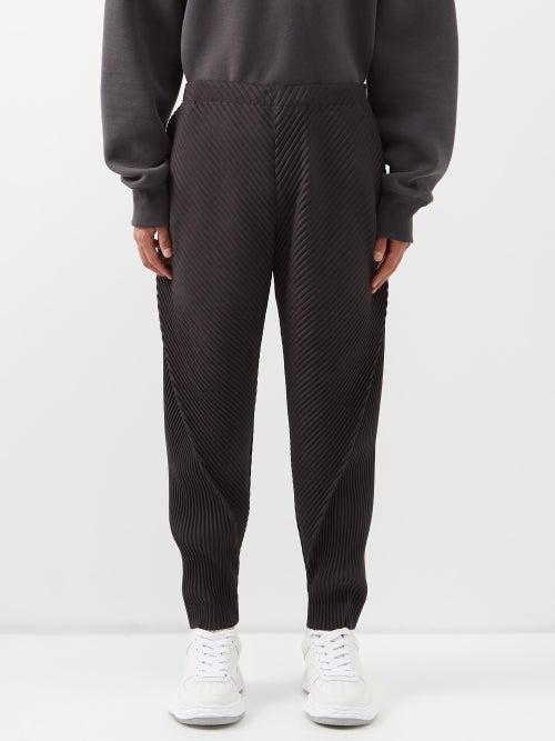 Homme Pliss Issey Miyake - Arc Technical-pleated Tapered-leg Trousers - Mens - Dark Grey