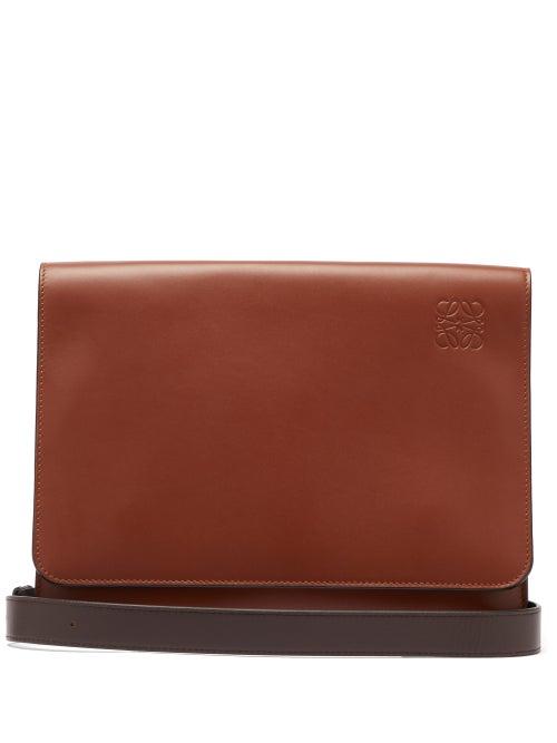 Matchesfashion.com Loewe - Gusset Flat Leather Messenger Bag - Mens - Tan