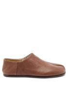 Matchesfashion.com Maison Margiela - Tabi Split-toe Leather Babouche Shoes - Mens - Brown