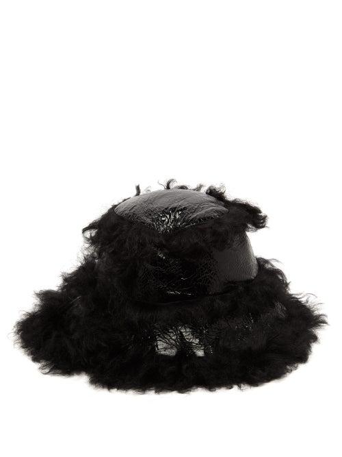 Matchesfashion.com Marques'almeida - Shearling Trim Craquelure Effect Vinyl Bucket Hat - Womens - Black