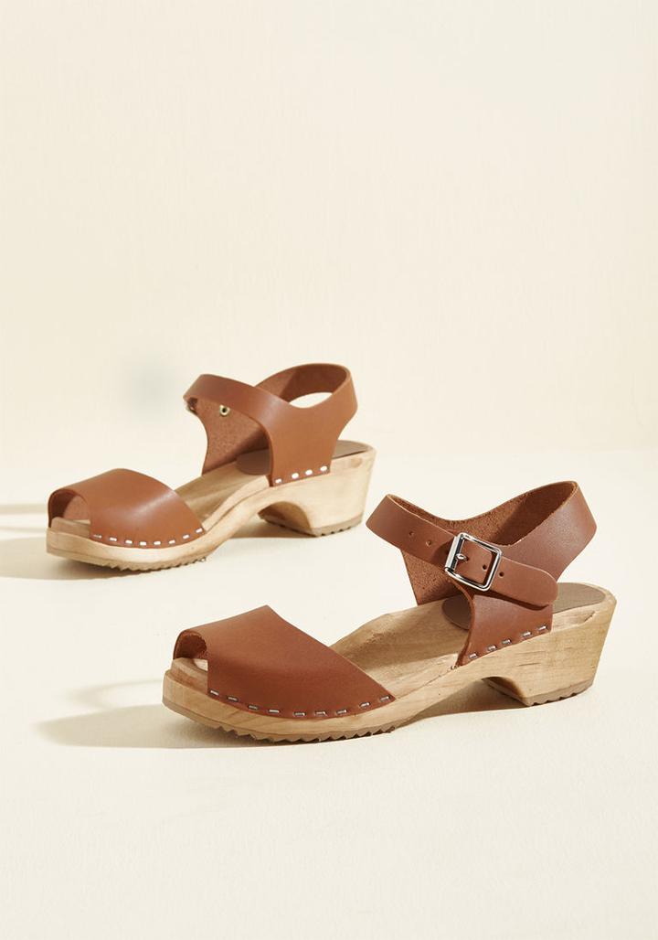 Modcloth Skansen Strut Leather Clog In Brown In 8