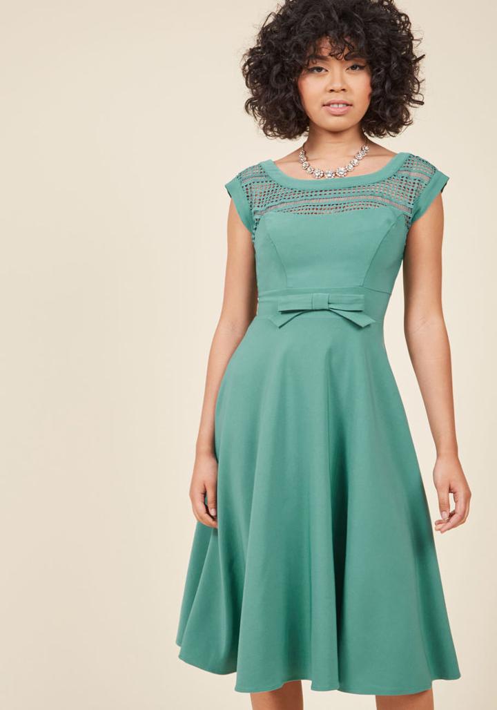 Modcloth Worth The Wink Midi Dress In Sage In 1x