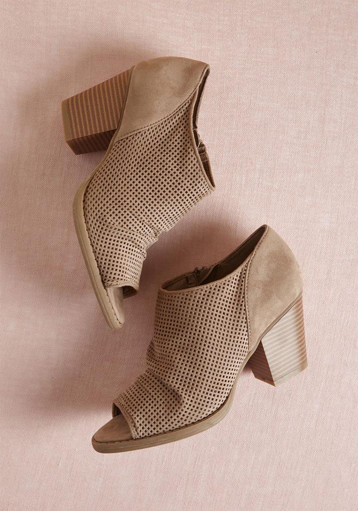 Modcloth Intricate Appreciation Peep Toe Bootie In 6