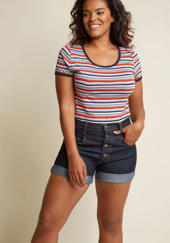  Step Into The Karaoke Spotlight In These White Denim Shorts! Confidently Clad In The Cuffed Hems And High-waisted, Button-up Silhouette Of This Pair, You Take Over The Mic With Fiercely Stylish Enthusiasm.