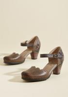 Modcloth Unique Sweetness Leather Heel In Taupe In 41