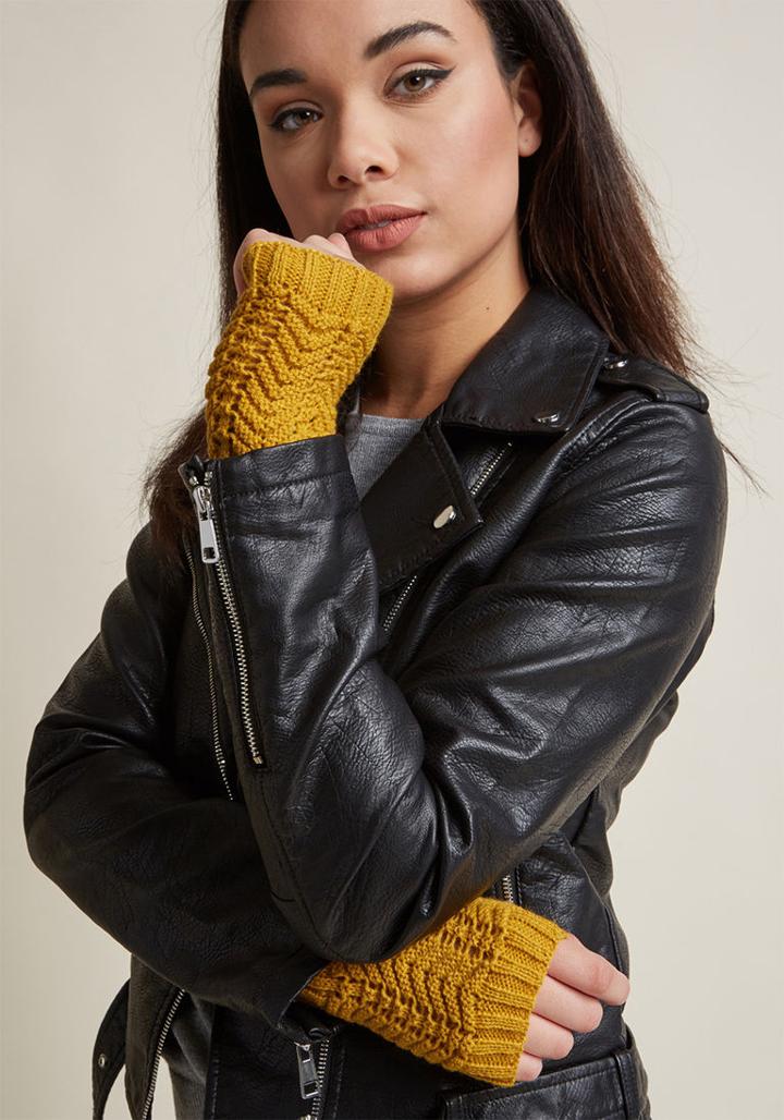 7583 Style Your Digits With The Warmth And Whimsy Of These Fingerless Gloves! A Mustard Hue And A Chevron-patterned Open Knit Characterize This Comfy Pair, Offering Style To Every Handshake And Wave.