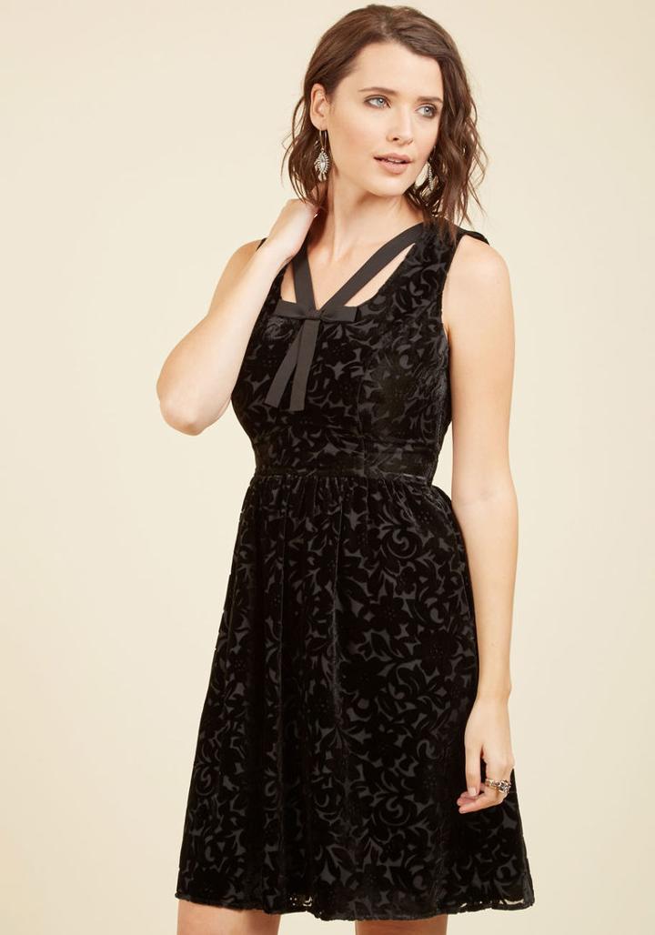 Modcloth Mystery Dinner Theater Velvet Dress In Noir In Xl