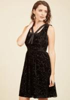Modcloth Mystery Dinner Theater Velvet Dress In Noir In Xl